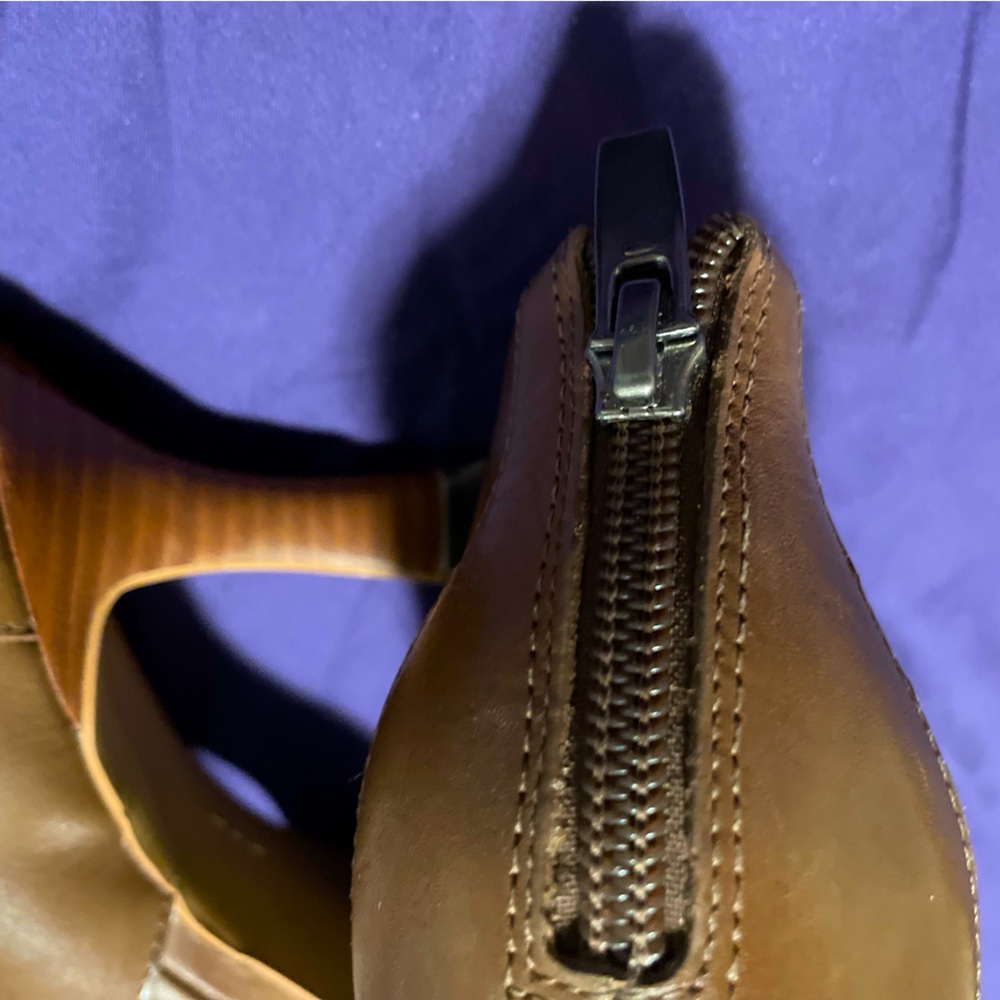 Brown Vince Camuto zipper back 4inch heels sz 91/2 never been worn